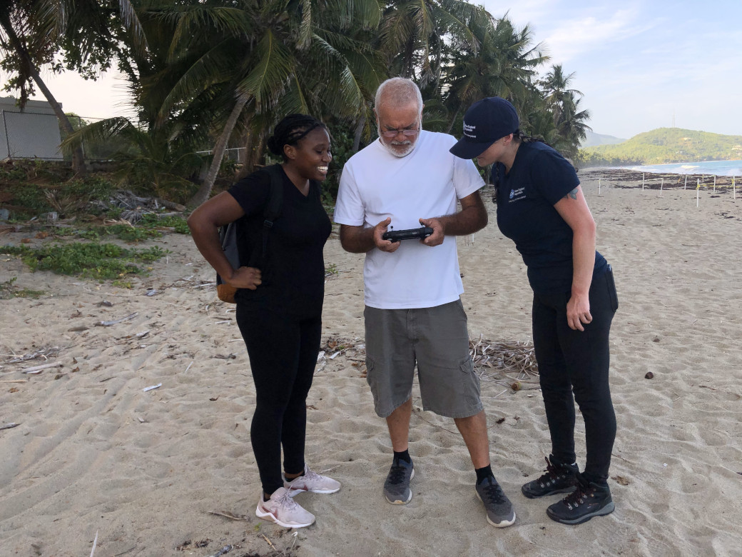 Luis y el equipo utilizando el dron en la playa.