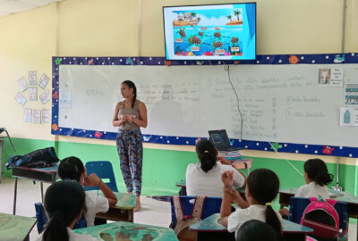 Ariana Oporta McCarthy realizando charlas educativas sobre tortugas marinas en la Escuela de El Parque, Talamanca