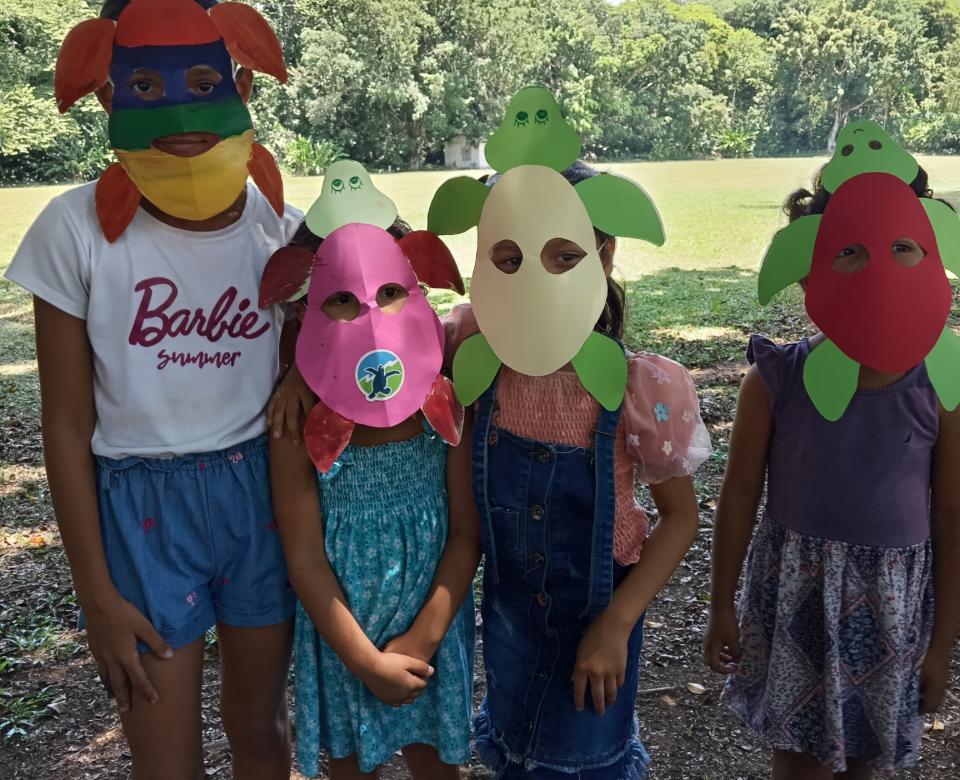 Niñas de la comunidad de Gandoca con sus artes realizados